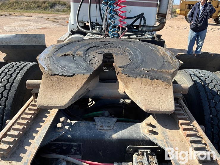 2000-freightliner-fld112-image-15