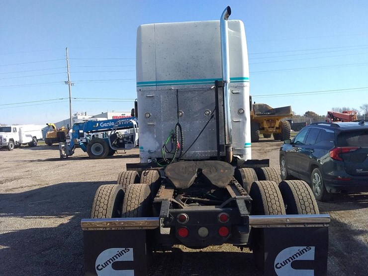 1996-freightliner-fld120-image-4