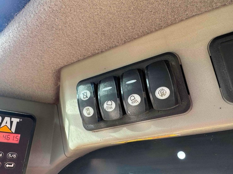 caterpillar-236d-image-33