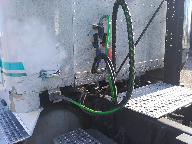 1996-freightliner-fld120-image-24