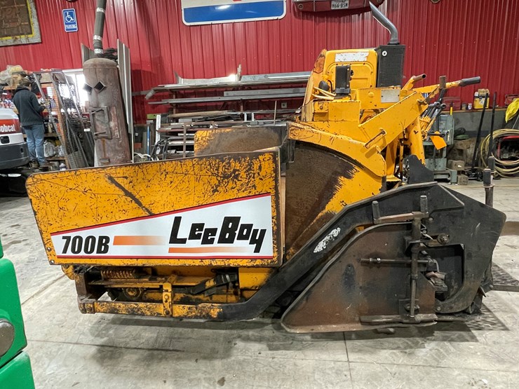 #7469-•-2002-l700-st-leeboy-asphalt-paver-image-8