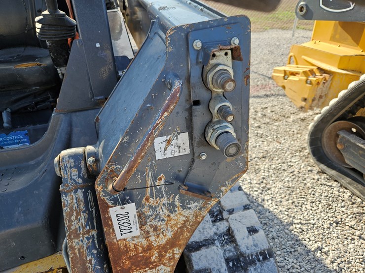 deere-323e-image-6