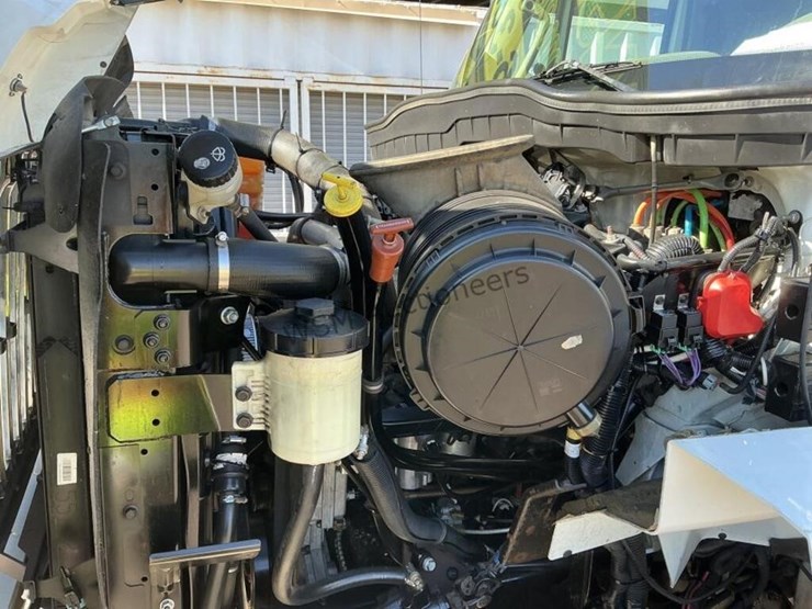 2013-international-7400-image-18