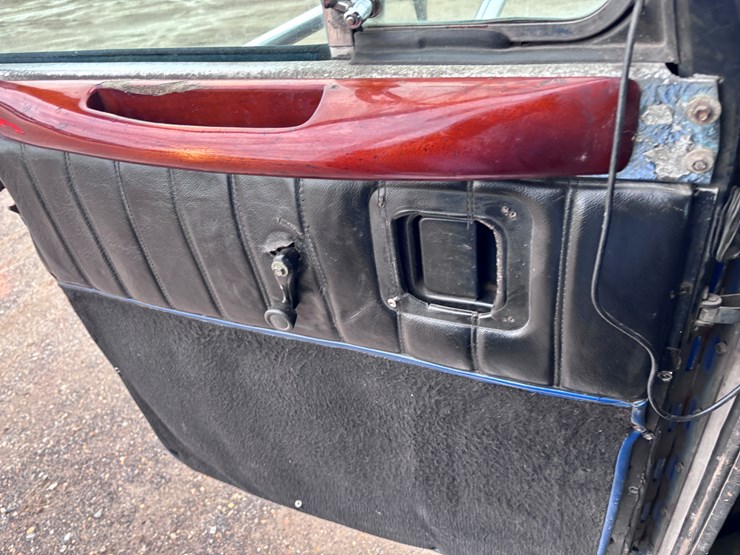 1990-peterbilt-379-image-14