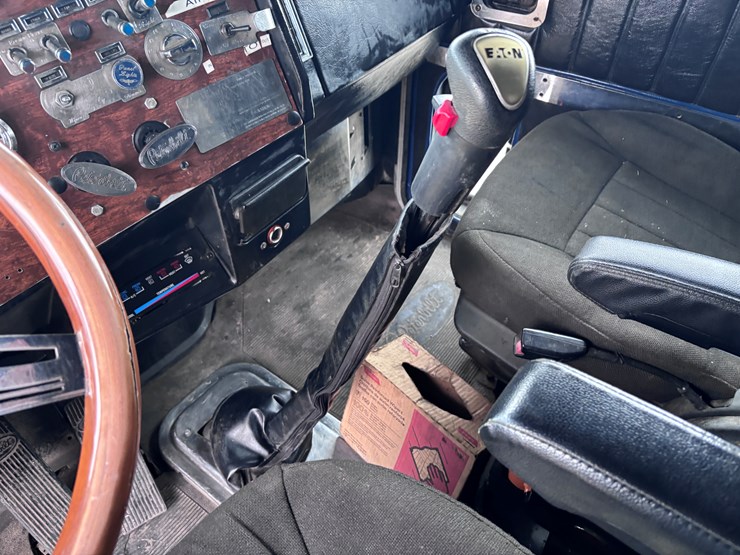 1990-peterbilt-379-image-11