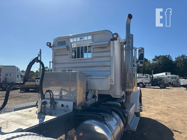 2012-peterbilt-367-image-23