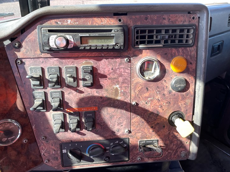 #1110-•-2002-international-5500i-6x4-dump-truck-(has-mn-title)-image-38