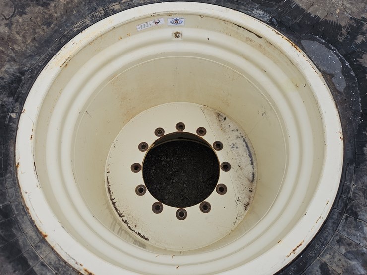 #203997-•-firestone-1250/50r32-tire&rim-image-2