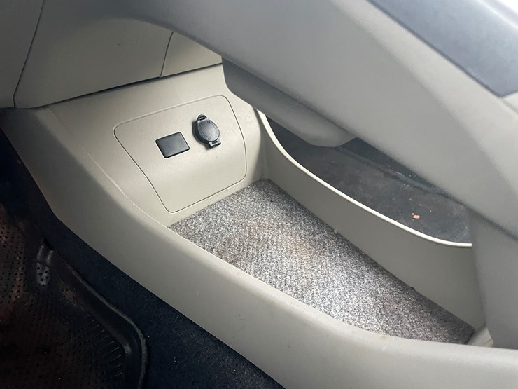 #1155-•-2013-toyota-prius-hybrid-(has-mn-title-in-delay)-image-27