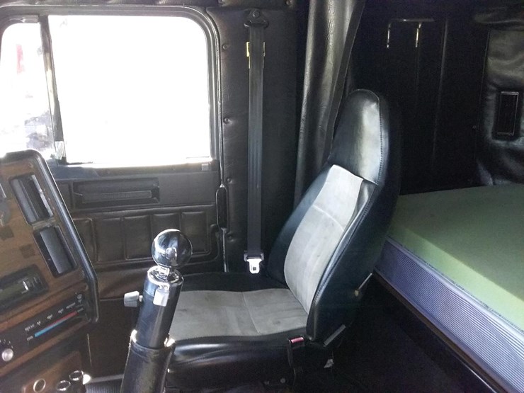 1996-freightliner-fld120-image-46