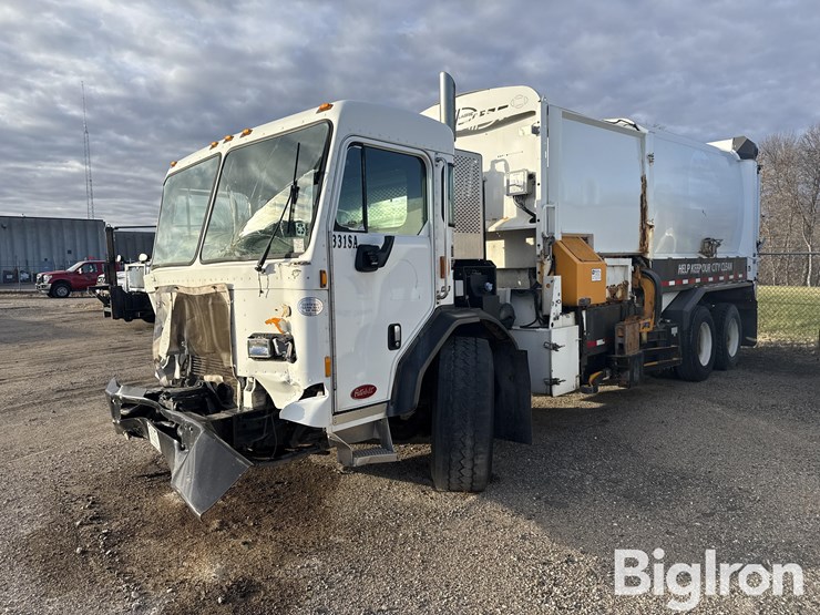 2015-peterbilt-320-image-1