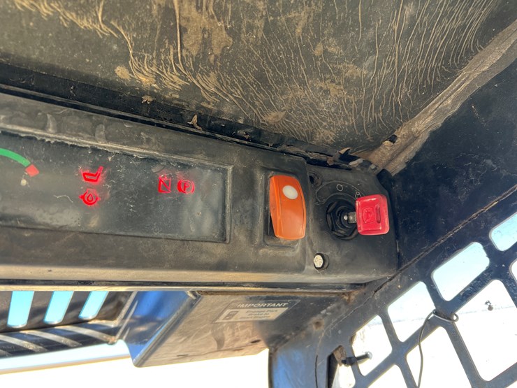 john-deere-332-image-8