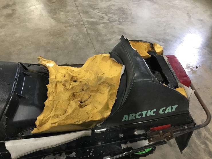#2352-•-artic-cat-370-snowmobile*-image-12