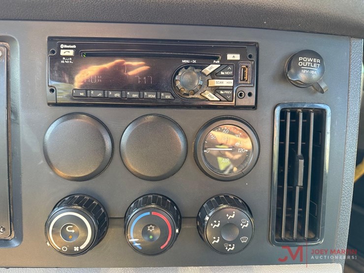 2084-freightliner-cascadiaday-cab-truck-tractor-image-26