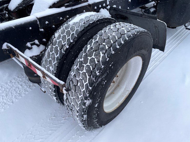 #1161-•-1996-volvo-truck-tractor-(has-mn-title)-image-11