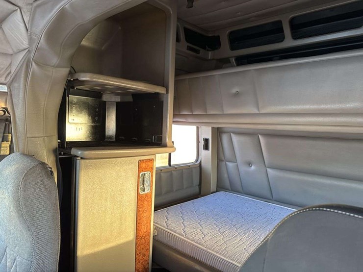 2001-peterbilt-379-image-32