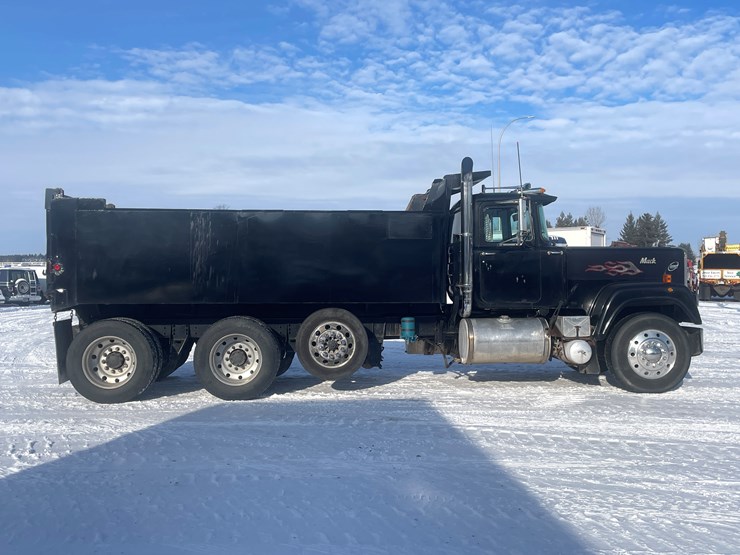 #1156-•-1987-mack-dump-truck-(has-mn-title)-image-7