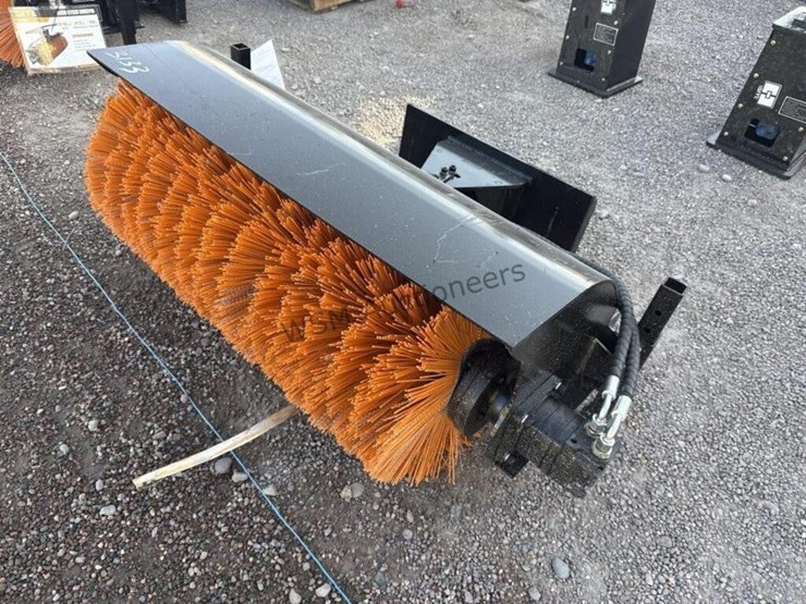 2025-giyi-qsj-sweeper-for-stand-up-skid-steer-image-2