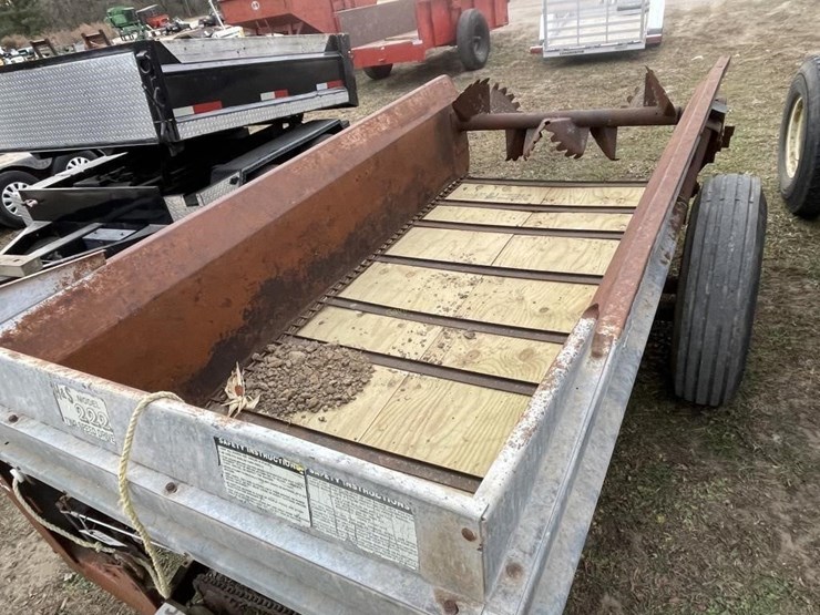 h&s-222-manure-spreader-image-2