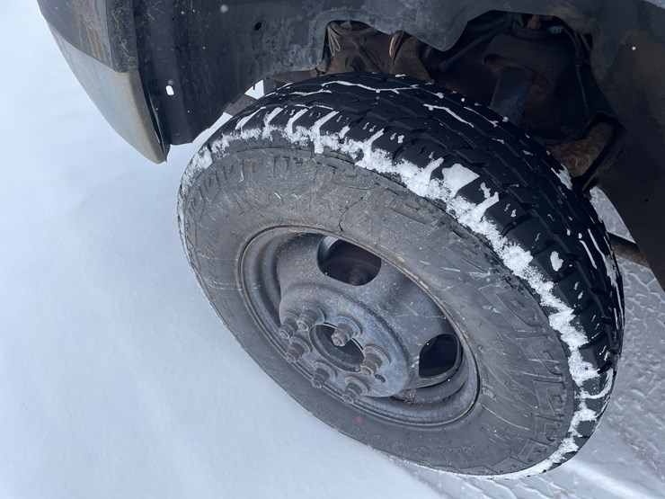 #1169-•-2001-chevrolet-3500-dump-box-truck-(has-mn-title)-image-9