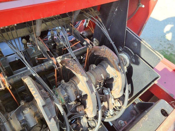 new-holland-590-image-57