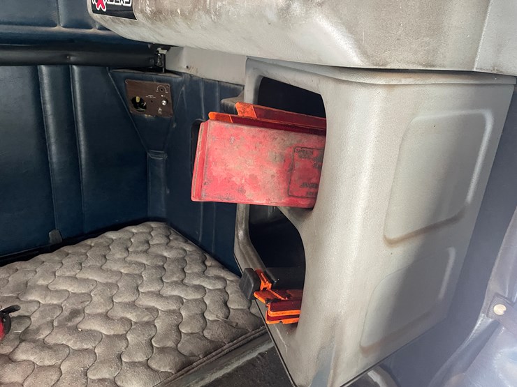 #1154-•-1996-freightliner-truck-tractor-(has-mn-reconstructed-title)-image-43