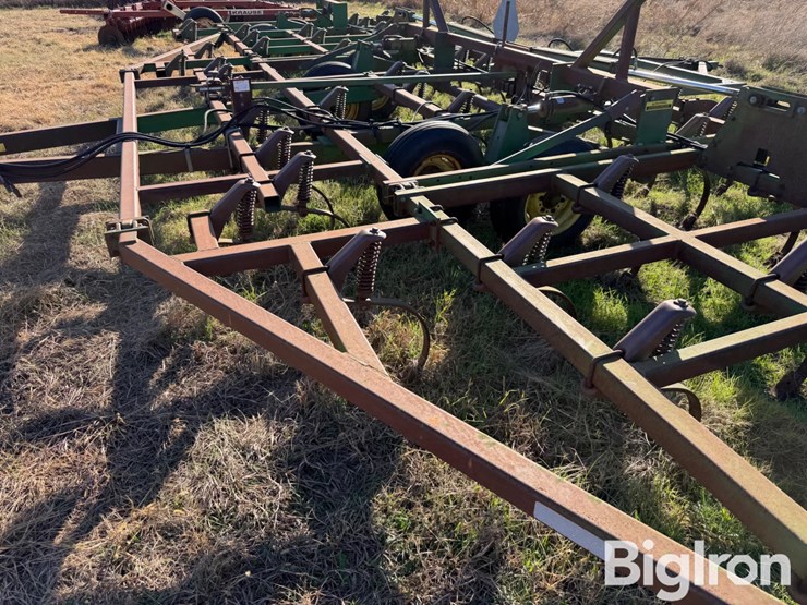 john-deere-32-image-18