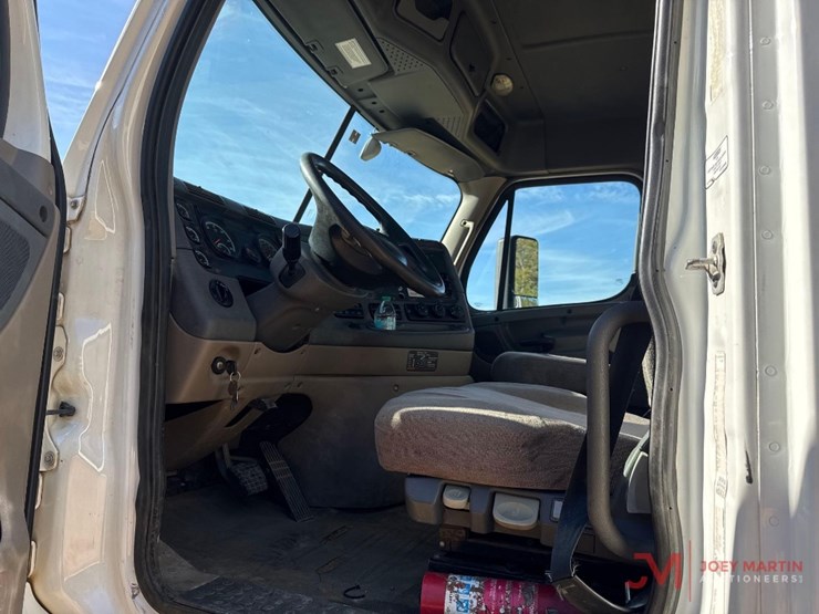 2014-freightliner-cascadia-evolution-day-cab-truck-tractor-image-18