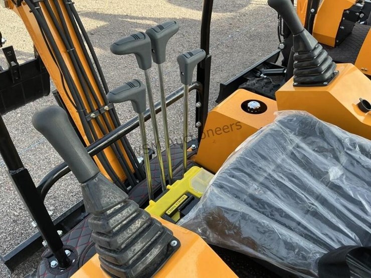 2025-miva-15-mini-excavator-image-10