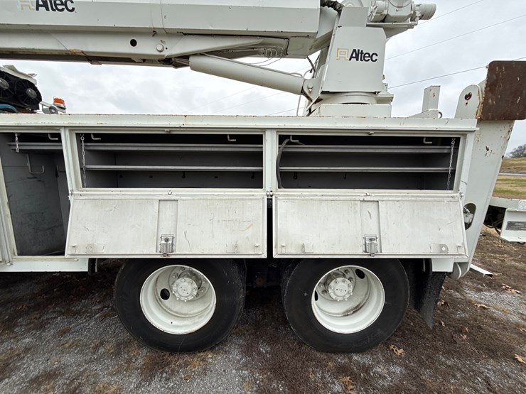 international-4900-image-19