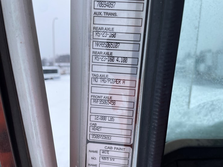 #1161-•-1996-volvo-truck-tractor-(has-mn-title)-image-31