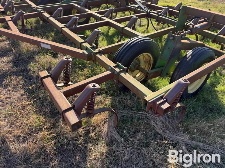 john-deere-32-image-13