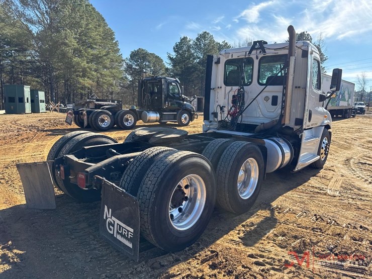 2014-freightliner-cascadia-evolution-day-cab-truck-tractor-image-2