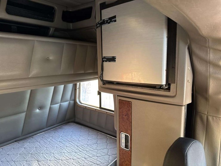 2001-peterbilt-379-image-34