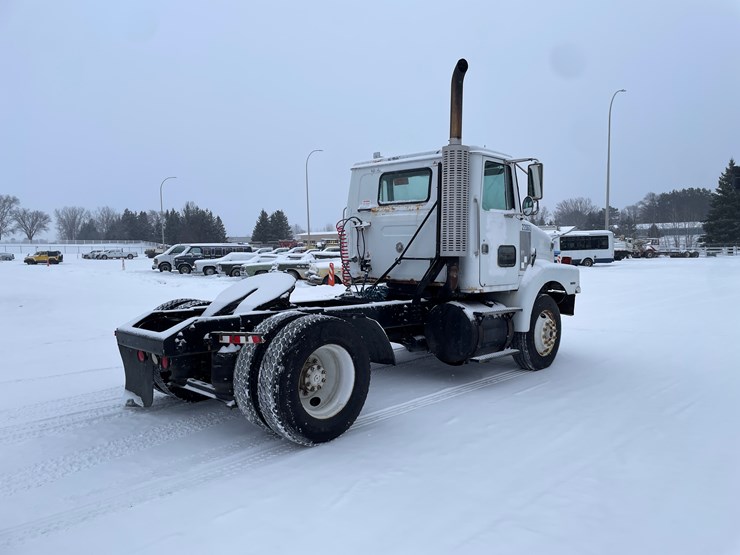 #1161-•-1996-volvo-truck-tractor-(has-mn-title)-image-5