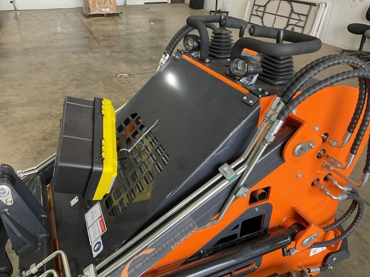 #1006-•-new-land-hero-ldh-t460-mini-track-skid-steer-loader*-image-11