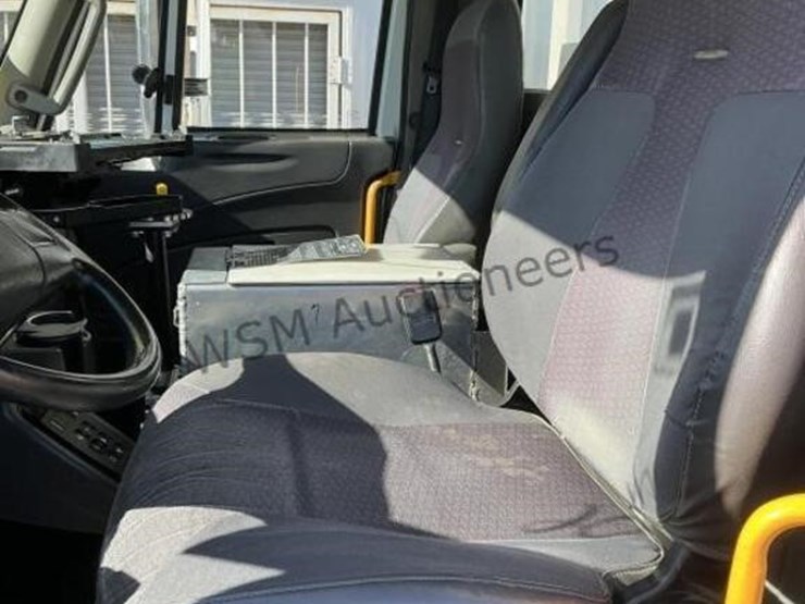 2015-international-7400-image-34