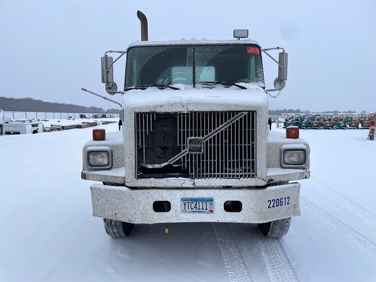 #1161-•-1996-volvo-truck-tractor-(has-mn-title)-image-8