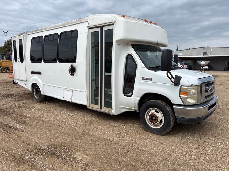 2013-ford-e450-image-2