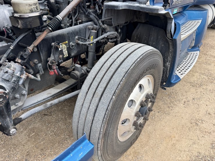 2016-kenworth-t680-image-14