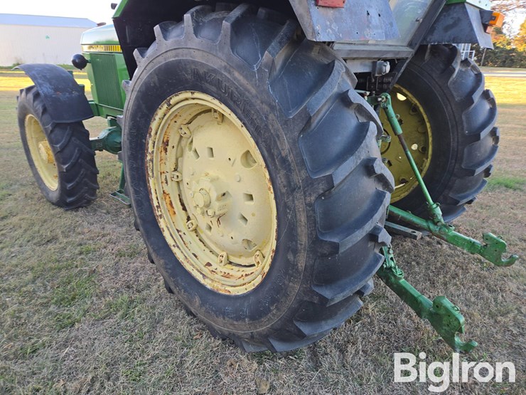 john-deere-3140-image-11