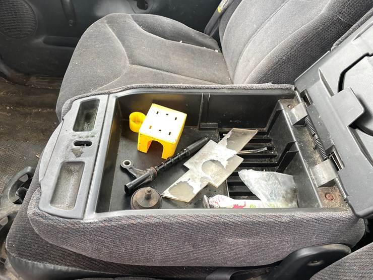 #1169-•-2001-chevrolet-3500-dump-box-truck-(has-mn-title)-image-28