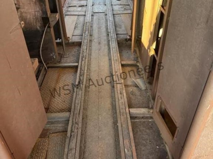 caboose-rail-car-w/-trucks-&-rail-section-image-28
