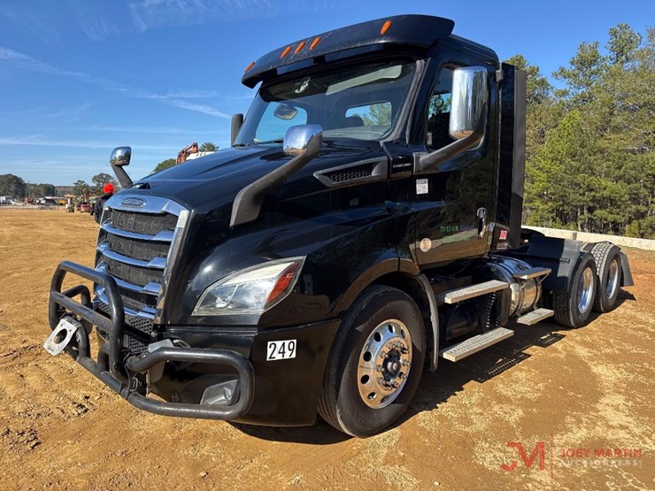 2084-freightliner-cascadiaday-cab-truck-tractor-image-4