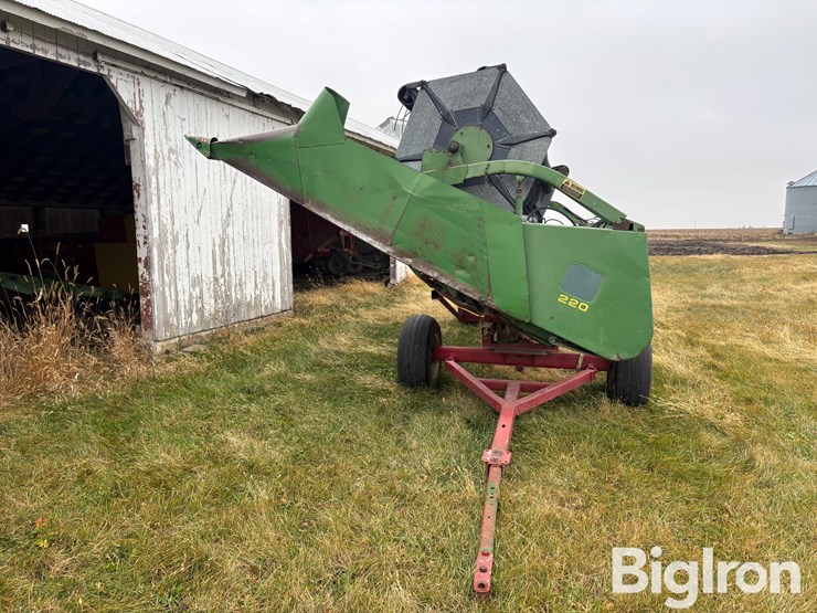 john-deere-220-image-8