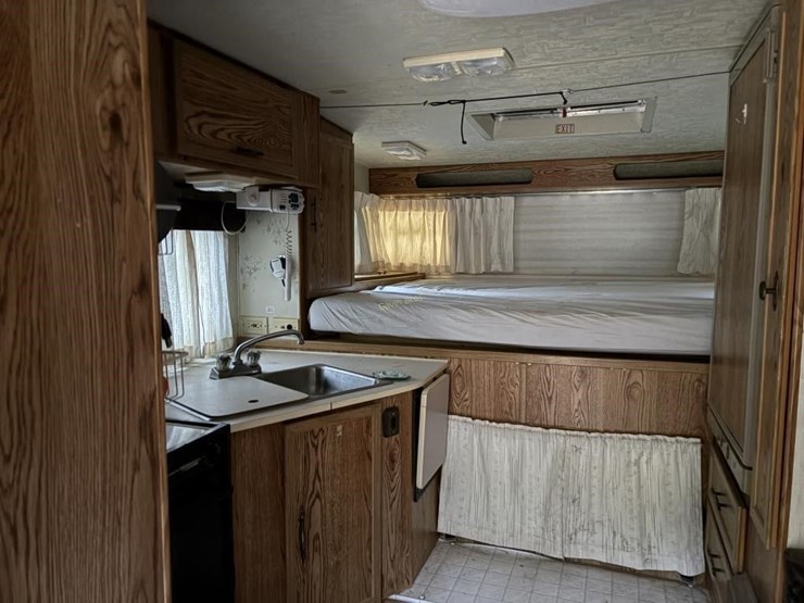 1993-s&s-truck-bed-camper-image-9