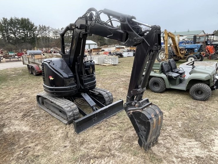 komatsu-28uu-2-mini-excavator-image-4