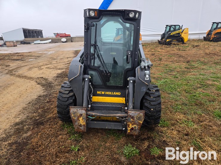 new-holland-l220-image-2