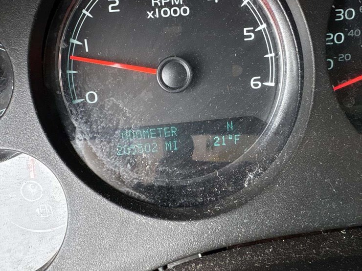 2013-chevrolet-tahoe-image-23