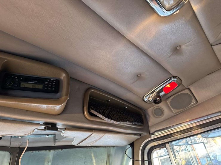 2001-peterbilt-379-image-42